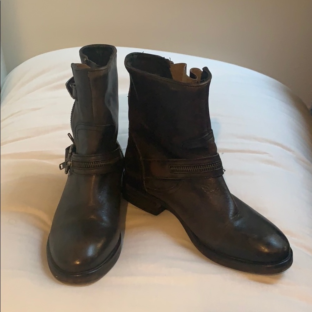 Black Hinge Buckle Boots
